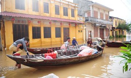 Lũ bao vây, người dân Hội An chèo thuyền giữa phố