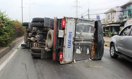 Xe chở sữa lật ngửa trên đường, Quốc lộ 1A ùn tắc
