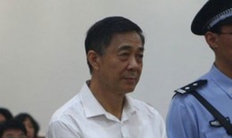 Hình ảnh chính trị gia "ngã ngựa" Bạc Hy Lai tại tòa 