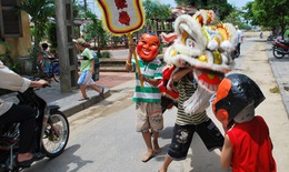Trẻ em vui chơi dịp Trung thu: Nhiều tai nạn rình rập