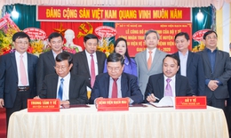 Bộ trưởng Y tế Nguyễn Thị Kim Tiến trao quyết định bệnh viện vệ tinh cho Trung tâm Y tế Nam Đàn