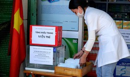 Khánh Hòa: Cán bộ y tế tặng khẩu trang miễn phí