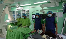 Đặt máy tạo nhịp tim tạm thời cho cụ bà 98 tuổi chảy máu dạ dày