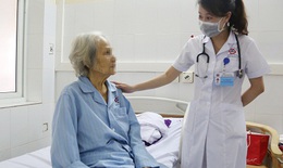 Cụ bà 89 tuổi được nội soi mật tụy ngược dòng gắp sỏi đường mật