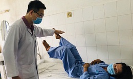 Nam thanh ni&#234;n tr&#232;o dừa ng&#227; g&#227;y cột sống