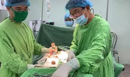 Sỏi bàng quang to bằng quả trứng ở cụ bà 86 tuổi