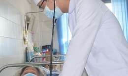 Cứu sống cụ bà 78 tuổi ngừng tim trước viện