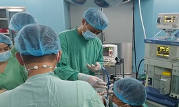 Bé trai 2 tuổi hóc hạt lạc trong phế quản