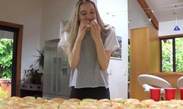 Siêu mẫu ăn hết 45 chiếc bánh burger trong vòng 2 giờ