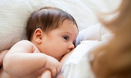 Sữa mẹ lợi cho bé 'từ đầu đến chân'