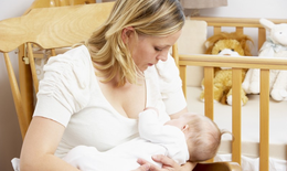 Trẻ b&#250; sữa mẹ giảm nguy cơ nhiễm tr&#249;ng tai mũi họng