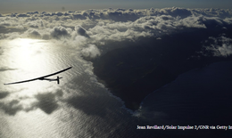 Máy bay năng lượng mặt trời mới của hai phi công lập kỷ lục bay vòng quanh thế giới 