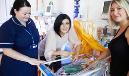 Những chia sẻ về việc nuôi con thiếu tháng của ca sĩ Kym Marsh