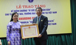 Trao kỷ niệm chương Vì Sức khỏe Nhân dân cho TS. Lokky Wai