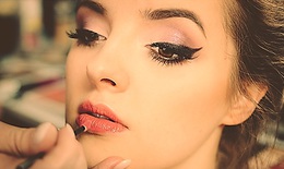 Cách làm kẻ mắt eyeliner từ sáp ong, dầu dừa & than hoạt tính