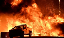 Gió lớn làm cháy rừng lan rộng ở Nam California