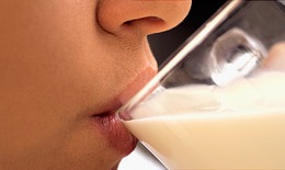 Bạn c&#243; biết nguy&#234;n nh&#226;n g&#226;y ra ti&#234;u chảy sau uống sữa?