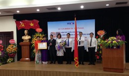 Le Courrier du Vietnam nhận Huân chương Lao động hạng 3