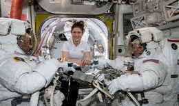 NASA thiếu bộ đồ vũ trụ cho nữ phi hành gia