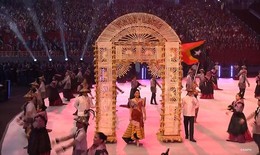 Dàn hoa hậu Philippines diễu hành mở màn Sea Games 30