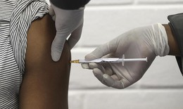 Đại học Oxford khôi phục thử nghiệm vắc-xin COVID-19