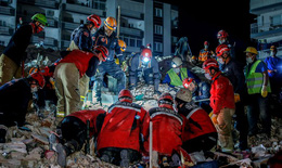 Động đất Thổ Nhĩ Kỳ: giải cứu th&#224;nh c&#244;ng cụ &#244;ng 70 tuổi