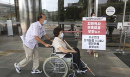 Hàn Quốc đối mặt với thiếu giường bệnh do ca nhiễm COVID-19 tăng