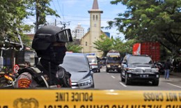 Đánh bom tự sát bên ngoài nhà thờ ở Indonesia
