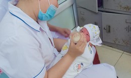 Phát hiện bé trai sơ sinh nằm trong bọc tã lót ở ven đường ở Yên Bái