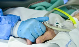 Câu chuyện đẹp của nữ điều dưỡng và chuyên gia người Áo nhiễm COVID-19