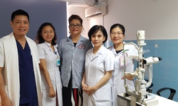 Một Việt kiều bay từ Anh về Quảng Bình để phẫu thuật mắt