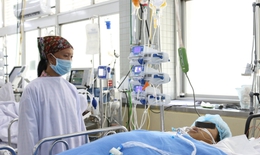 Xúc cát sỏi trên đường, nữ công nhân bị xe lu cán cận kề “cửa tử”