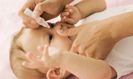 Nhỏ sữa mẹ vào mắt trẻ sơ sinh có thể gây mù lòa