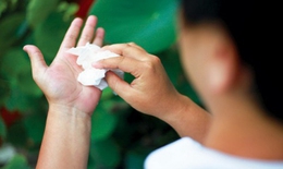 Bàn tay ướt sũng mồ hôi do đâu?