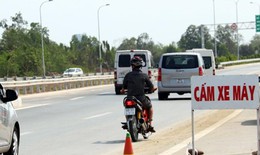 Xe gắn máy chạy vào đường cấm trên cầu Thăng Long: Phạt nặng mới chừa
