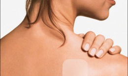 Dị ứng cao dán thuốc, phải làm gì?