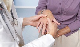 Viêm khớp vảy nến phát hiện sớm, tránh tàn phế