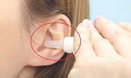 Có nên nhỏ nước muối sinh lý vào tai?