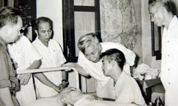 Chuyện kể của các thầy thuốc chăm sóc sức khỏe Bác Hồ