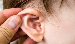 Trẻ viêm tai giữa, coi chừng suy giảm thính lực