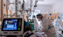 Ca nhiễm COVID-19 mới tăng cao thử thách hệ thống y tế châu Âu