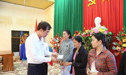 BHXH Việt Nam tặng thẻ BHYT cho người dân bị thiệt hại do bão, mưa lũ tại Bình Định