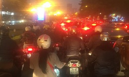 Chật vật lưu thông qua khu vực thi công hầm chui Lê Văn Lương