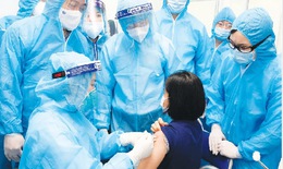 Hàng trăm cán bộ y tế, người tham gia chống dịch tiêm vắc-xin ngừa COVID-19