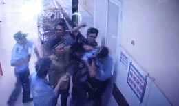 Người nh&#224; bệnh nh&#226;n chửi b&#225;c sĩ v&#224; tấn c&#244;ng bảo vệ bệnh viện ở Đắk Lắk