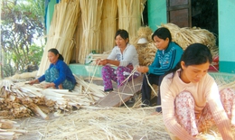Rủ nhau đan giỏ để thoát nghèo