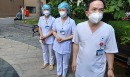 Y bác sĩ Bệnh viện Thống Nhất chiến đấu với COVID-19 tại Bệnh viện Dã chiến số 8