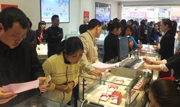 Xếp hàng từ 5h sáng mua vàng ngày Thần Tài