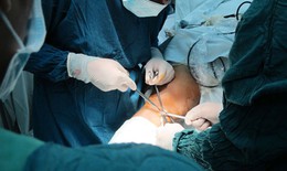 SK&ĐS độc quyền THTT ca mổ thay khớp gối bán phần đầu tiên tại miền Bắc