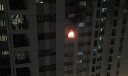 Cháy tầng 8 chung cư Linh Đàm, người dân tháo chạy giữa đêm